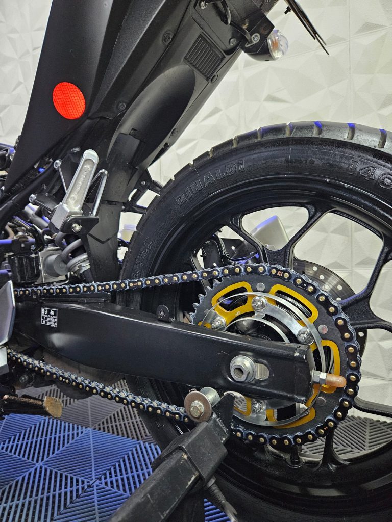 Cadena yamaha recien realizada mantencion en taller personalizado para motocicletas Yamaha
